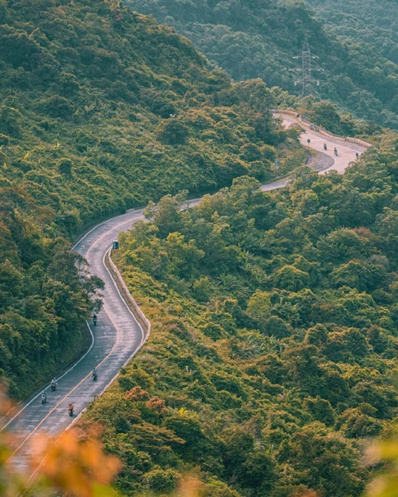 經過海雲關的路線最具特色之一，是沿著山腰蜿蜒前行的道路。 