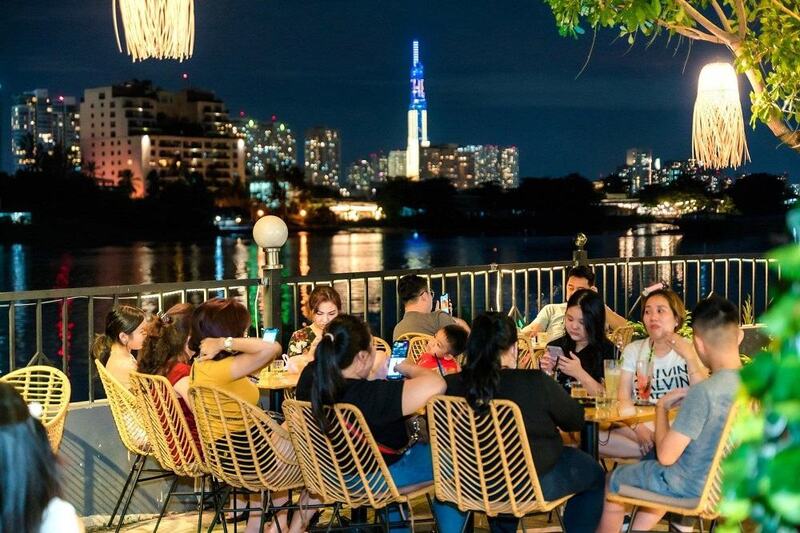 日落後西貢河沿岸逐漸亮起燈光，河面倒映城市夜景，呈現迷人的黃昏景色 