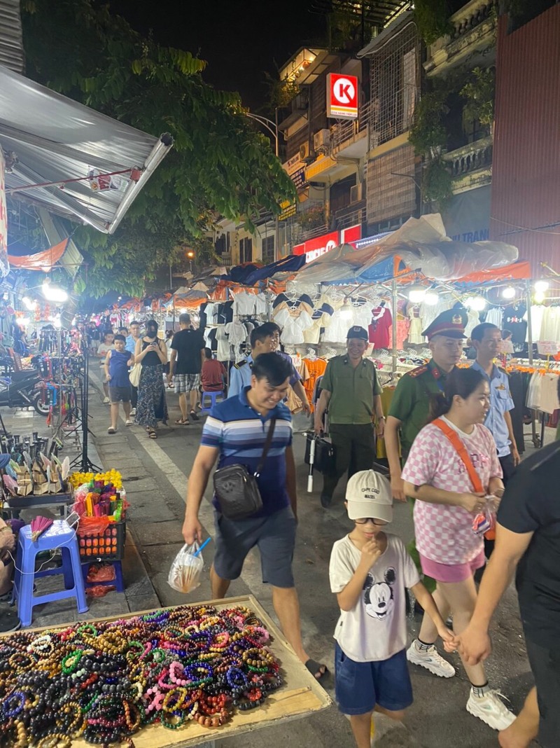 逛胡志明市夜市時,掌握防扒手、挑選衛生攤位與合理議價技巧,旅行更安心