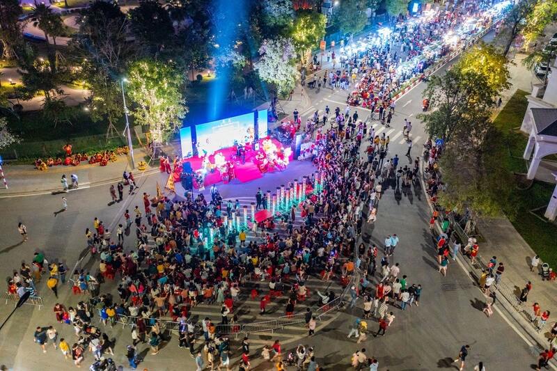 從胡氏紀夜市的街頭美食到西貢河畔夜景,跟著 Lily's Travel 探索胡志明市夜晚最精彩的一面
