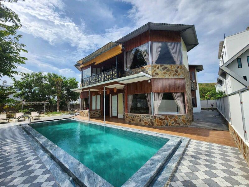 安泊半島一帶的 Pool Villa 相對安靜，適合重視私密性並希望遠離市區人潮的旅客。 