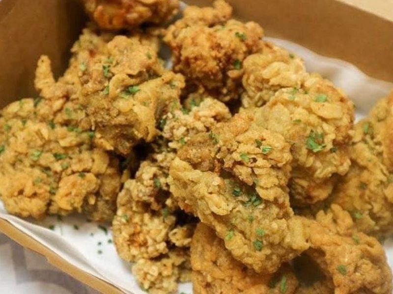 外酥內嫩的韓式炸雞加入越南口味調整,適合逛胡氏紀夜市時品嚐。
