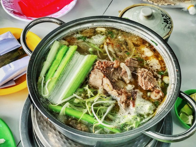 草阿姨牛肉火鍋湯頭濃郁、牛肉份量十足,適合三五好友一起享用。